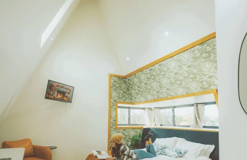 Sodus Cabin | Treehouse 3 Honeymoon Treehouse & Spa with Private Hot Tub