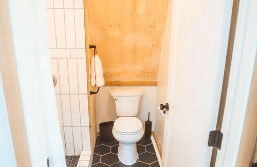 Sodus Cabin | Treehouse 3 Honeymoon Treehouse & Spa with Private Hot Tub