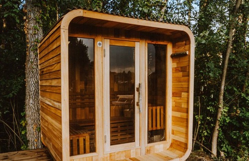 Sodus Cabin | Treehouse 5 · Honeymoon Treehouse Cabin & Spa w Private Hot Tub