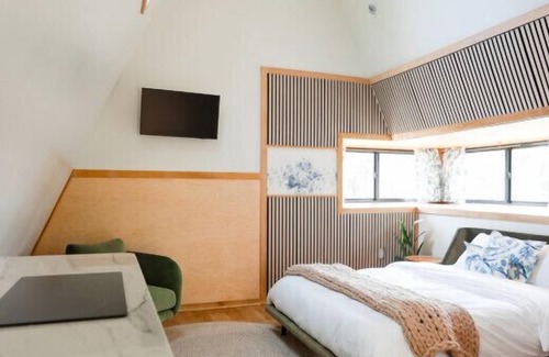 Sodus Cabin | Treehouse 5 · Honeymoon Treehouse Cabin & Spa w Private Hot Tub