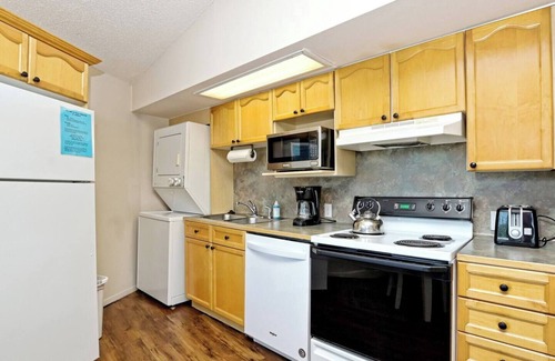 Lakeway House | Treehouse Bungalow with Community Pool & Hot Tub (#14)