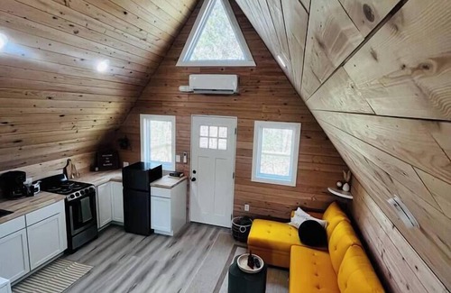 Marion Cabin | Treehouse w/Hot Tub near Shawnee National Forest