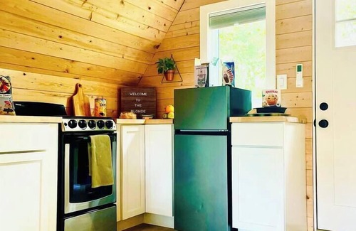 Marion Cabin | Treehouse w/Hot Tub near Shawnee National Forest