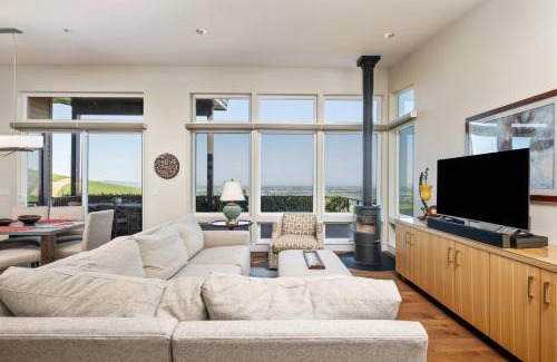 Dundee House | Trellis at Baptista Maresh Vineyard