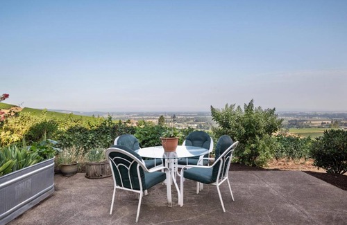 Dundee House | Trellis at Baptista Maresh Vineyard