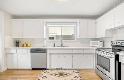 Inglewood Apartment | Trendy 2BR Inglewood Stay 5 Mins to DT & Stampede