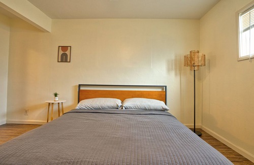 Imperial Beach House | Trendy Beach House blocks to the water🌴