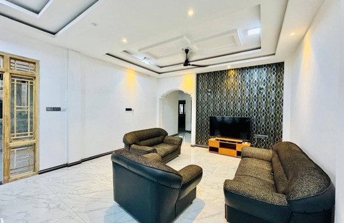 Arunagiri Nagar House | Trinco Town Family Guest House 4-bedroom bungalow in charming Trincomale with AC