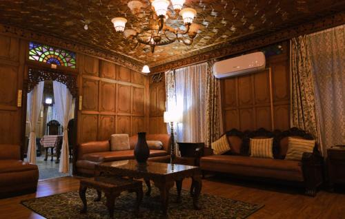 Brein Apartment | Trinity Palace