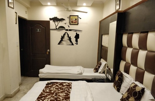 Paharganj House | Triple Bed AC Room with Breakfast in Central Delhi