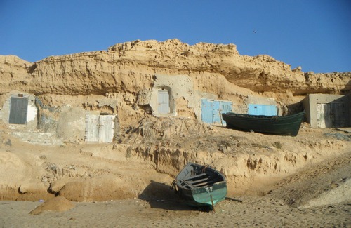 Tnine Aglou Cabin | Troglodyte dwelling fisherman facing the sea on sandy beach