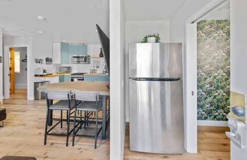 Stockton Hotel | Tropical 11BR Getaway + Yard for 40 Guests 3-Units