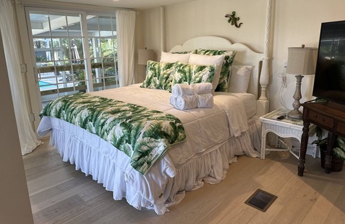 Aripeka House | Tropical Island Romantic Waterfront Private New 2Bed Suite Pool Sand Beach Gulf!