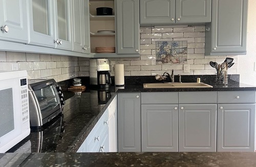 Imperial Beach House | Tropical Paradise Beach Cottage - Sleeps 6, 3 beds