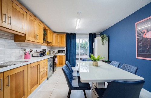 Galway City Centre House | Tropical Vibes in the City of Tribes - 2 bedroom Townhouse - Sleeps 6. 5 min walk to Eyre Sq.