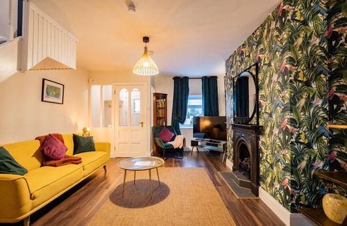 Galway City Centre House | Tropical Vibes in the City of Tribes - 2 bedroom Townhouse - Sleeps 6. 5 min walk to Eyre Sq.