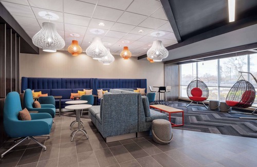 Greenbrier East Hotel | TRU by Hilton Chesapeake, VA