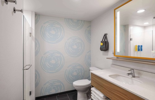 Greenbrier East Hotel | TRU by Hilton Chesapeake, VA