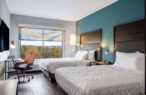 Greenbrier East Hotel | TRU by Hilton Chesapeake, VA