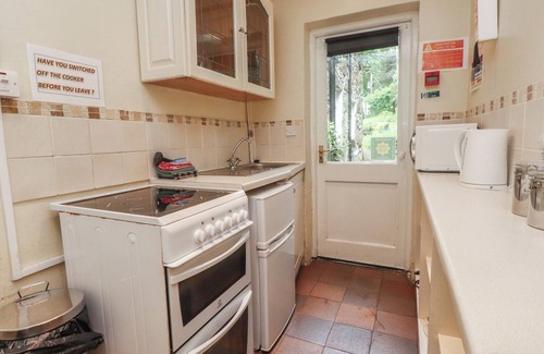 Beddgelert Cottage | TRYFAN COTTAGE, pet friendly, with open fire in Nant Gwynant