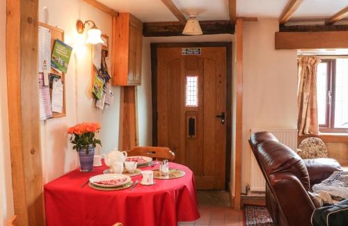 Clun House | Tuc - Tin