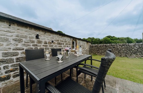 Newton Grange House | Tucked away in the heart of the Peak District, Swallows Barn combines rustic charm with modern comfort.