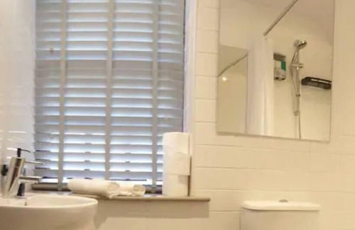 Burnley Cottage | Turner - En-suite Room in Canalside Guesthouse