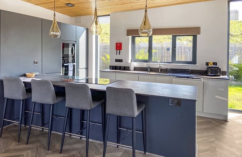 Newark upon Trent Ski Chalet | Two bed lodge with one king-size bed and one twin (King by arrangement).