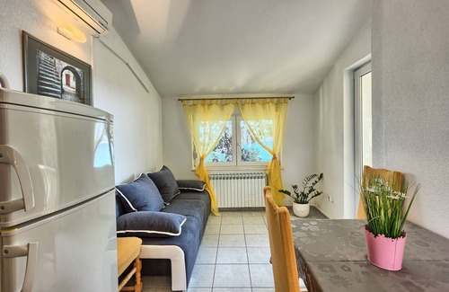 Kastel Stafilic Apartment | Two bedroom apartment near beach Kaštel Štafilić, Kaštela (A-21981-a)