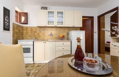 Kastel Stafilic Apartment | Two bedroom apartment with terrace Kaštel Štafilić, Kaštela (A-16086-a)