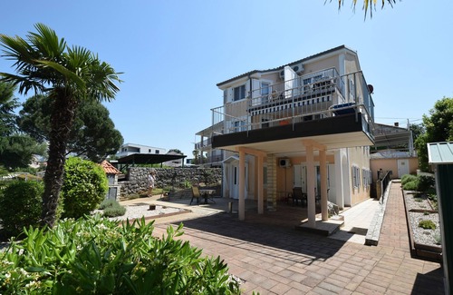 Vantacici Apartment | Two bedroom apartment near beach Vantačići, Krk (A-19406-c)