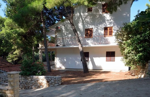 Ivan Dolac Apartment | Two bedroom apartment near beach Ivan Dolac, Hvar (A-18100-f)