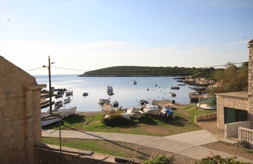 Rukavac Apartment | Two bedroom apartment near beach Rukavac, Vis (A-1154-c)