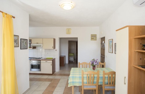 Maslinica Apartment | Two bedroom apartment with terrace and sea view Maslinica, Šolta (A-13135-a)