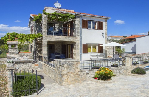 Maslinica Apartment | Two bedroom apartment with terrace and sea view Maslinica, Šolta (A-13135-a)