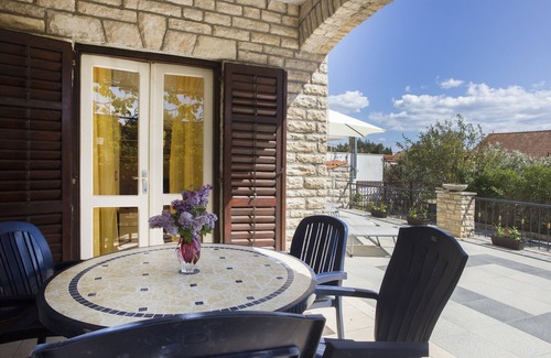 Maslinica Apartment | Two bedroom apartment with terrace and sea view Maslinica, Šolta (A-13135-a)