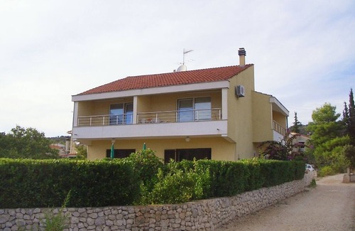 Vinisce Apartment | Two bedroom apartment with terrace and sea view Vinišće, Trogir (A-5229-b)