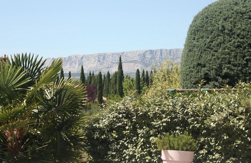 Trets Villa | Two-family house in the Aix countryside with views of Sainte Victoire