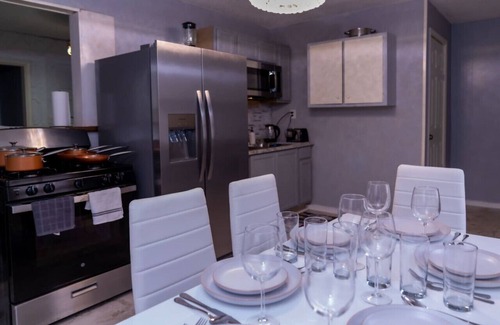 Niagara Falls House | Two Homes, 5 Min to Falls, Sleeps 20, 4 Min Apart