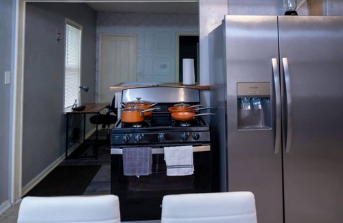 Niagara Falls House | Two Homes, 5 Min to Falls, Sleeps 20, 4 Min Apart