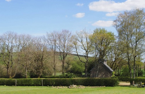Le Cloitre-Saint-Thegonnec Cottage | Ty Ar Pennduig - Lovely restored stone cottage set in peaceful countryside