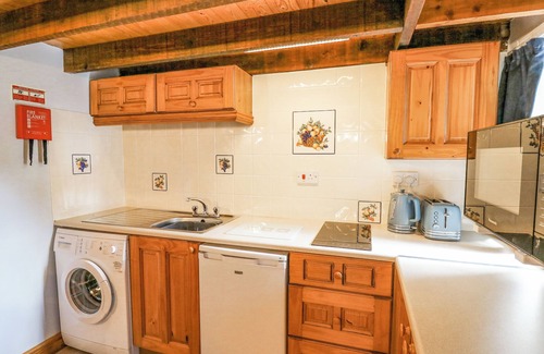 Llandysul Cottage | TY BACH TWT, romantic, with a garden in Cross Inn