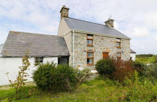 Rhoshirwaun House | Ty Rhos, Farm Stay, sleeps 4, Rhoshirwaun 2 miles from Aberdaron