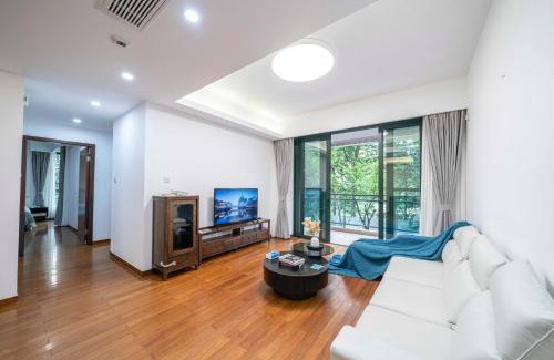 Changning Apartment | Tyms Modern 2BR APT Lujiazui Renheng Riverside