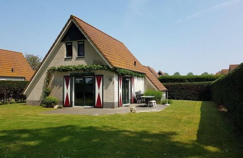 Breskens House | Type Zeemeeuw located at the Schoneveld holiday park is a tough holiday home with great comfort (87 m2). Around the House there is a garden with driveway for the car.
