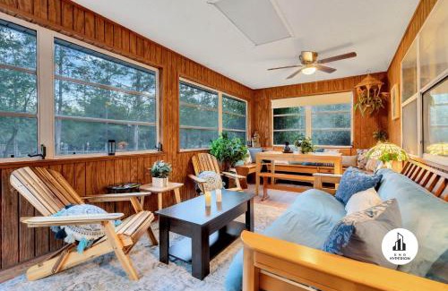 Eustis House | Uhost AI - 4BR Pet-Friendly Retreat w Firepit