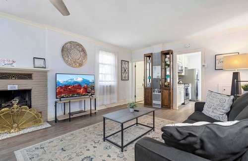 Central Colorado Springs House | Uintah Cottages|Urban/Mountain Charm|Dog-Friendly