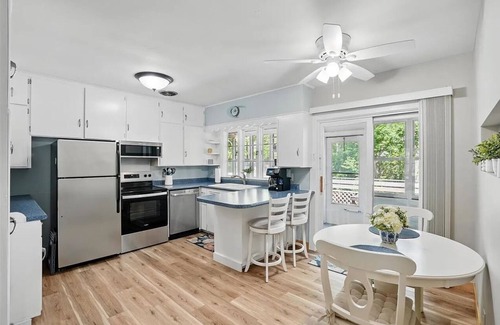 University Heights House | Ultimate 5-bedroom Hawkeye Tailgate Spot – Steps from Kinnick Stadium!