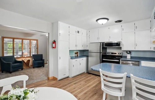 University Heights House | Ultimate 5-bedroom Hawkeye Tailgate Spot – Steps from Kinnick Stadium!