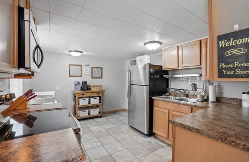 University Heights House | Ultimate 5-bedroom Hawkeye Tailgate Spot – Steps from Kinnick Stadium!